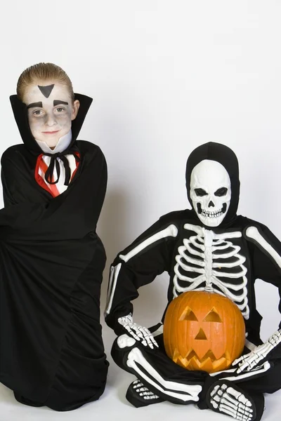 Två pojkar klädda i halloween kostymer — Stockfoto
