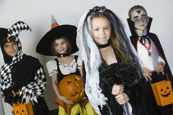 Grupp av barn i halloween kostymer — Stockfoto