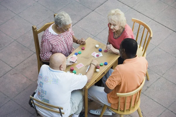 Amis seniors jouant aux cartes — Photo