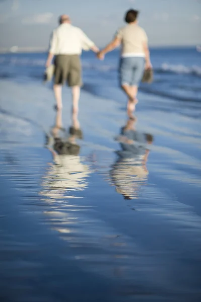 在海滩上散步的老夫妇 — 图库照片