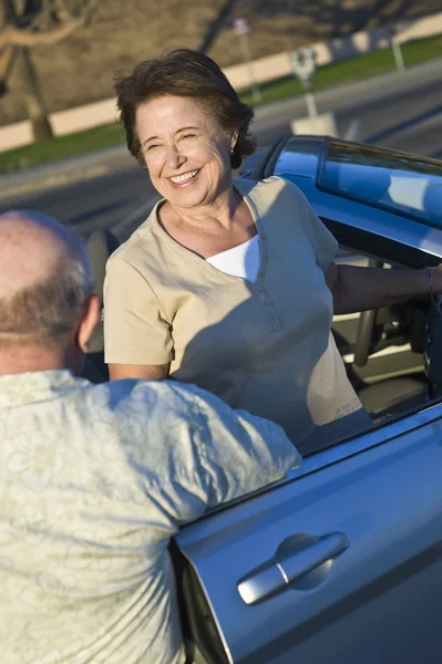 Äldre par stående utanför Cabriolet — Stockfoto