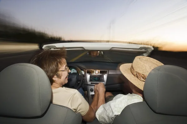 Couple âgé Conduite Convertible — Photo