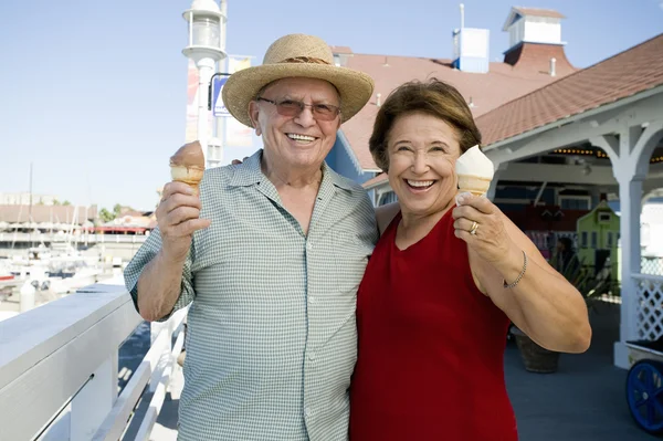 Senior Couple Holding Ice-Creams — Stock Photo, Image