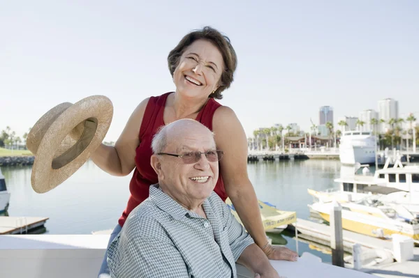 Hravé starší pár na dovolené — Stock fotografie