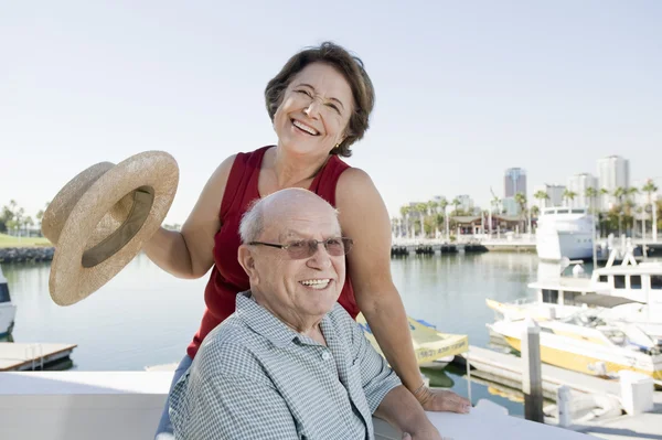 Pareja mayor juguetona de vacaciones —  Fotos de Stock