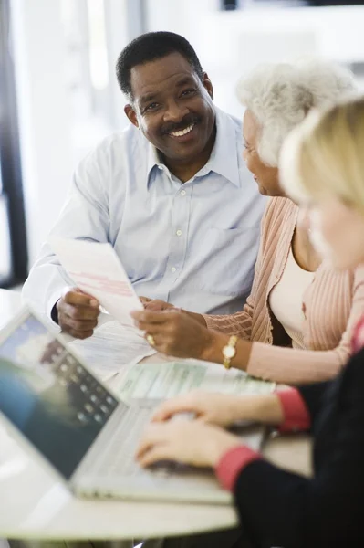 Paar mit Finanzberaterin — Stockfoto