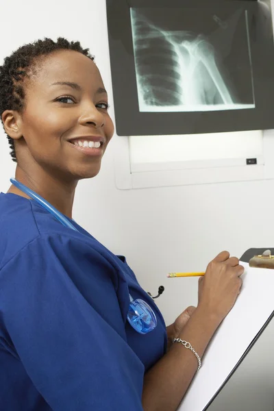 Female Nurse Writing A Report — Stock Photo, Image