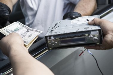 Araç radyosu için nakit alışverişi