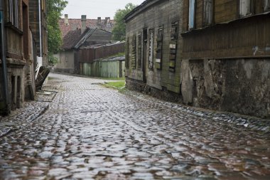 ıslak Arnavut kaldırımlı sokakta