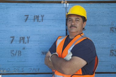 kollarını çapraz depo işçisi portresi