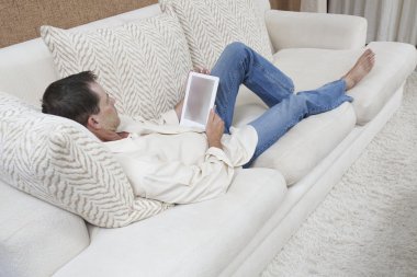 Dijital tablet kullanarak rahat adam