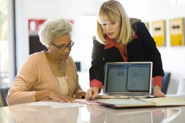 Finanzberater hilft Seniorin — Stockfoto