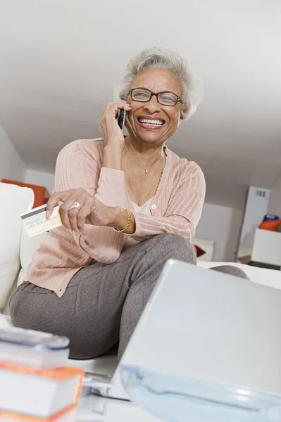 Veselý starší žena na volání — Stock fotografie