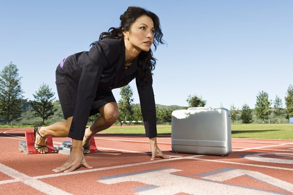 Бизнесмен в стартовых кварталах с портфелем
