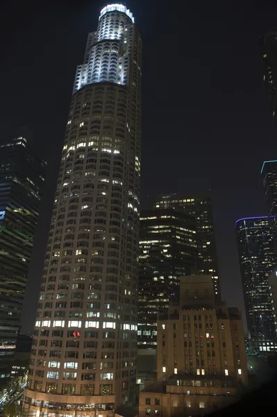 Edificios de oficinas iluminados por la noche — Foto de Stock