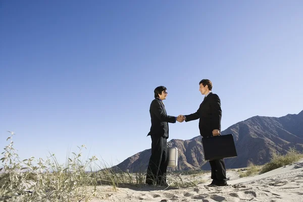 Két üzletember, kezet rázott a sivatagban — Stock Fotó