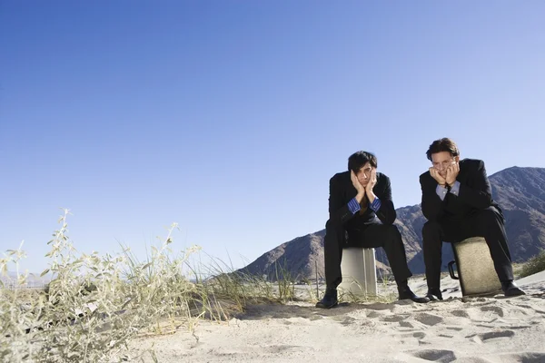 Empresários entediados no deserto — Fotografia de Stock