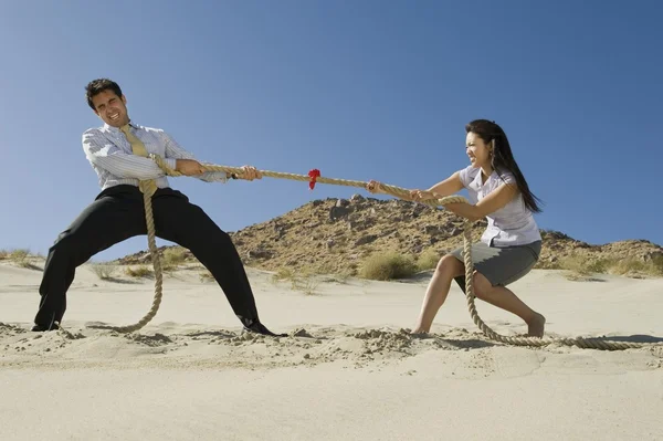 Two Business Playing Tug Of War In The Desert — Stock Photo, Image
