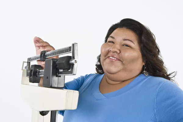 Paciente femenina usando la escala de peso en la clínica — Foto de Stock