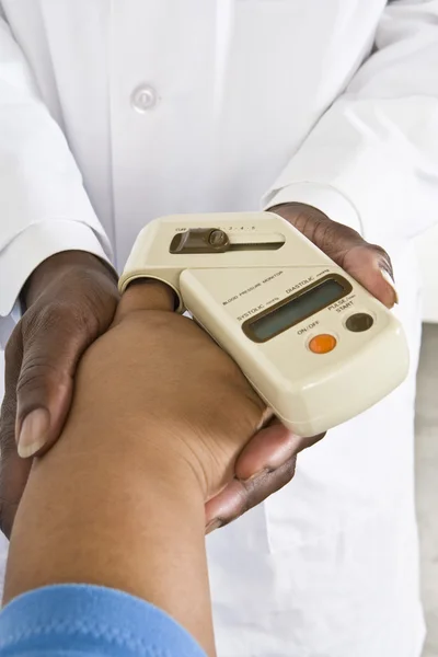 Médico Verificando Pressão Arterial do Paciente — Fotografia de Stock