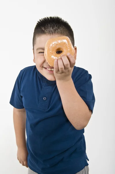 Garçon regardant à travers donut — Photo