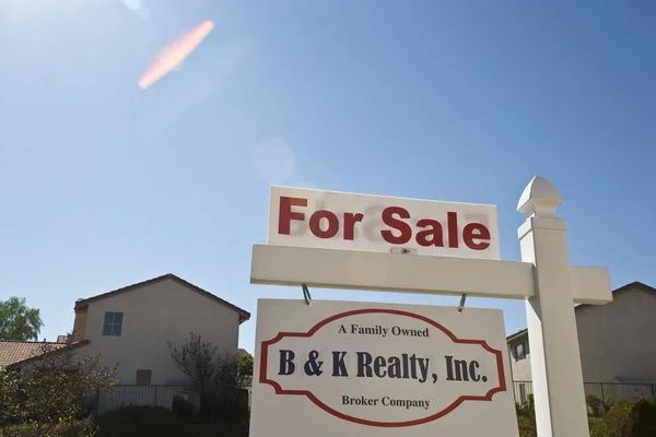 Closeup Of 'For Sale' Sign — Stock Photo, Image