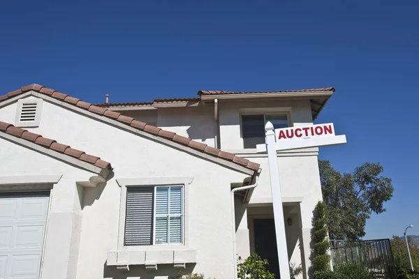 House With 'Auction Sign' — Stock Photo, Image