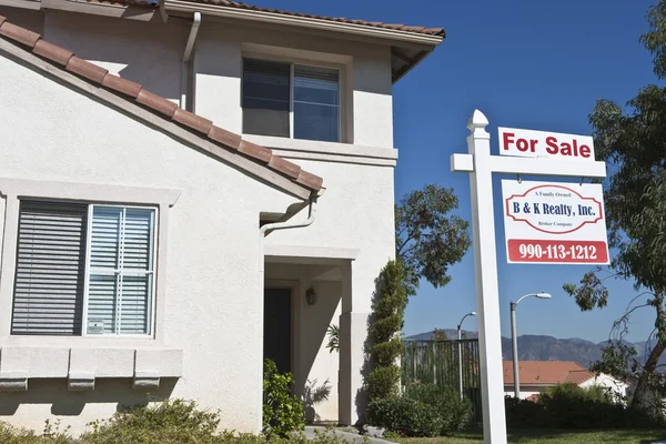 House With 'For Sale' Sign — Stock Photo, Image