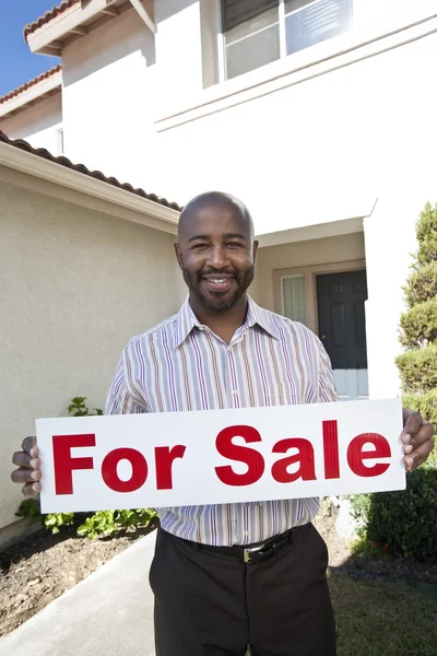 Onroerende goederenagent houden 'For Sale' teken — Stockfoto