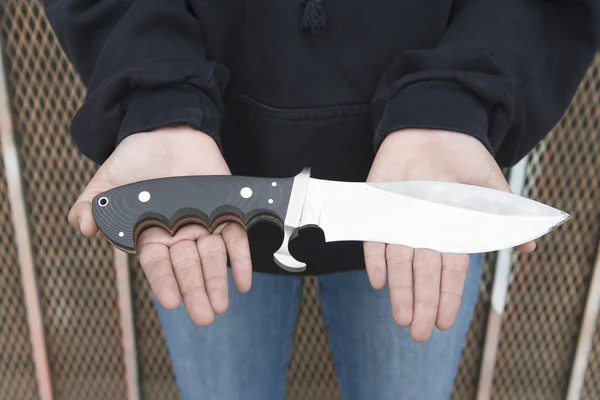 Mujer joven criminal con cuchillo — Foto de Stock