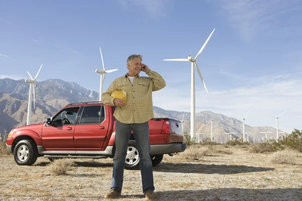 Senior man aan het werk op wind farm — Stockfoto