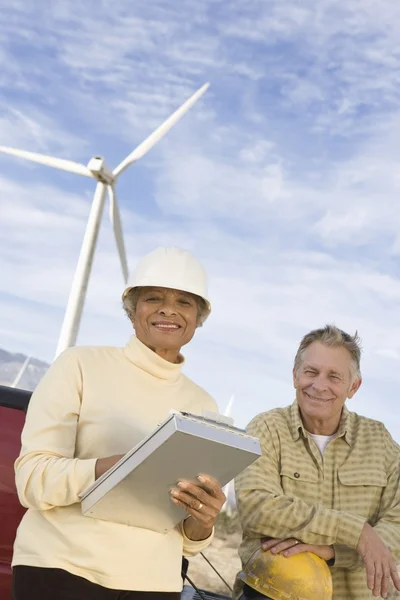 Senior che lavora al parco eolico — Foto Stock