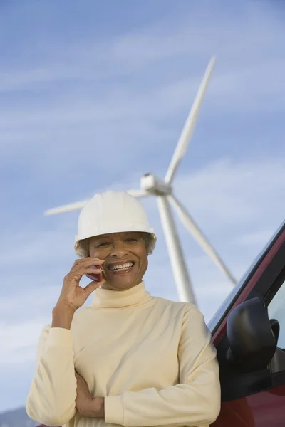 Mogen kvinna med lastbil på wind farm — Stockfoto