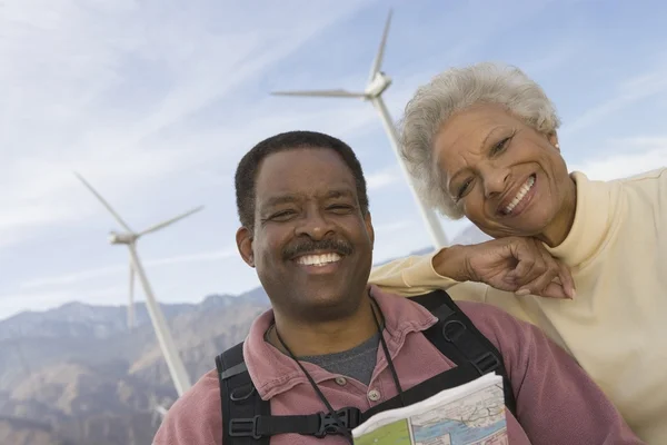 Äldre par med karta av vindkraftpark — Stockfoto