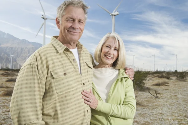 Senior koppel in de buurt van windpark — Stockfoto