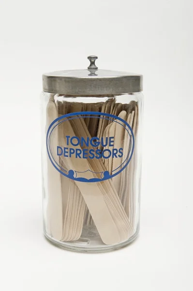 Depressores de língua em uma garrafa de vidro — Fotografia de Stock