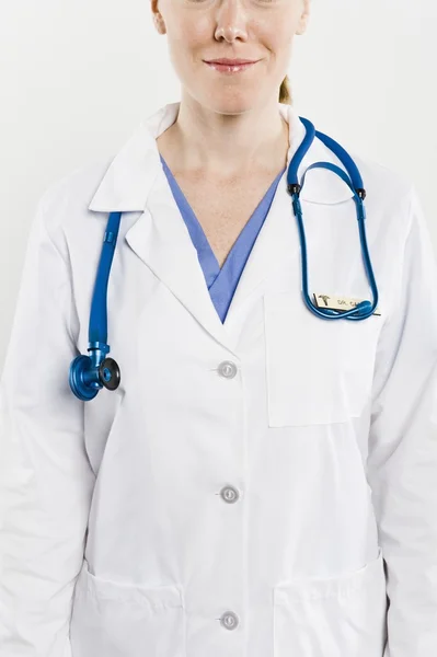 Buik van arts met een stethoscoop om nek — Stockfoto
