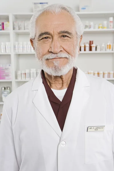 Gelukkig senior apotheker in winkel — Stockfoto