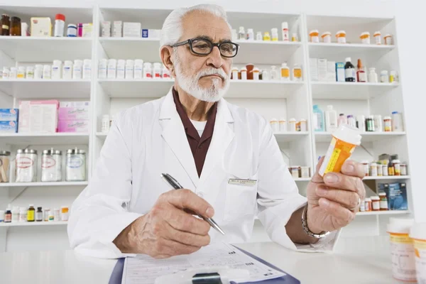 Apotheker werkzaam in de farmacie — Stockfoto