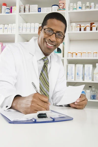 Farmacéutico masculino que trabaja en farmacia — Foto de Stock