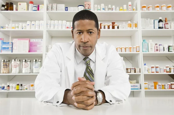 Fiducioso farmacista maschile — Foto Stock