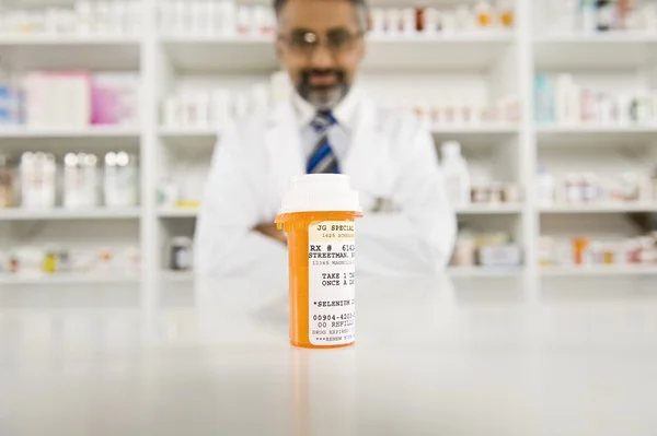 Receptre kapható gyógyszerek és a férfi gyógyszerész — Stock Fotó
