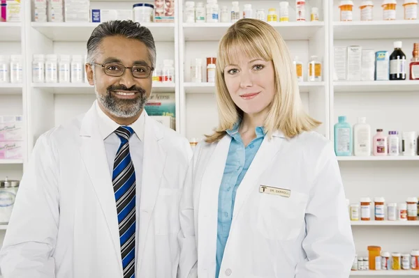 Porträtt av två farmaceuter — Stockfoto