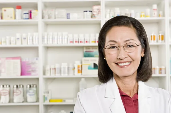 Retrato de farmacia femenina sonriendo — Foto de Stock