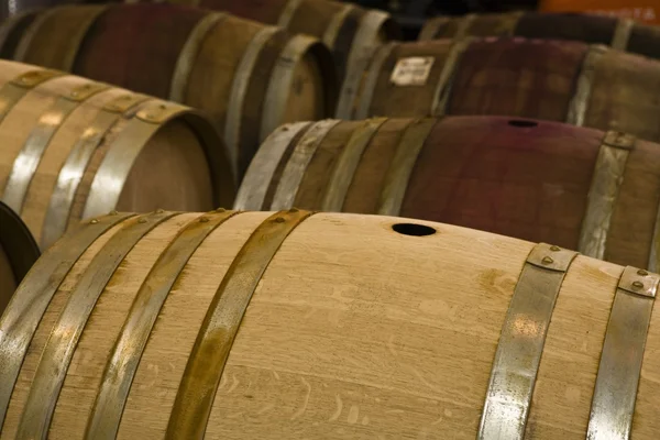 Barricas de vino almacenadas — Foto de Stock