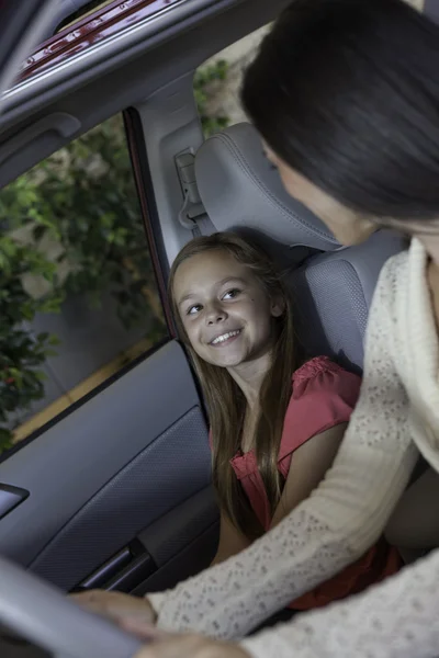 女儿和她妈妈一起坐在车里 — 图库照片