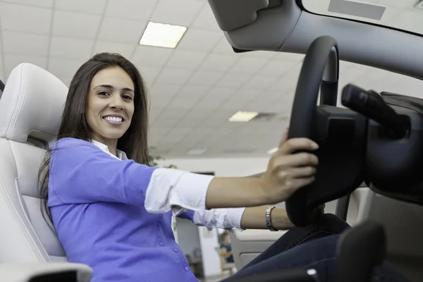 Blick auf die schöne Frau, die im Auto sitzt — Stockfoto