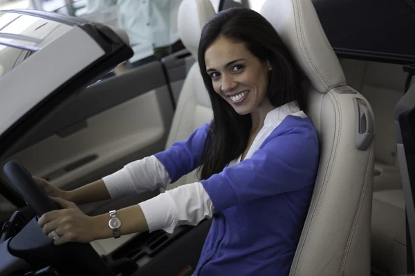 Retrato de mulher sorridente sentado no banco da frente do carro — Fotografia de Stock