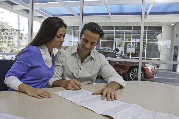 Man och kvinna underteckna papper — Stockfoto
