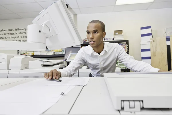 Man op zoek naar visuele scherm — Stockfoto